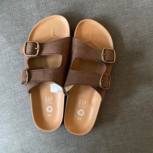 Gap kids brown suede sandal